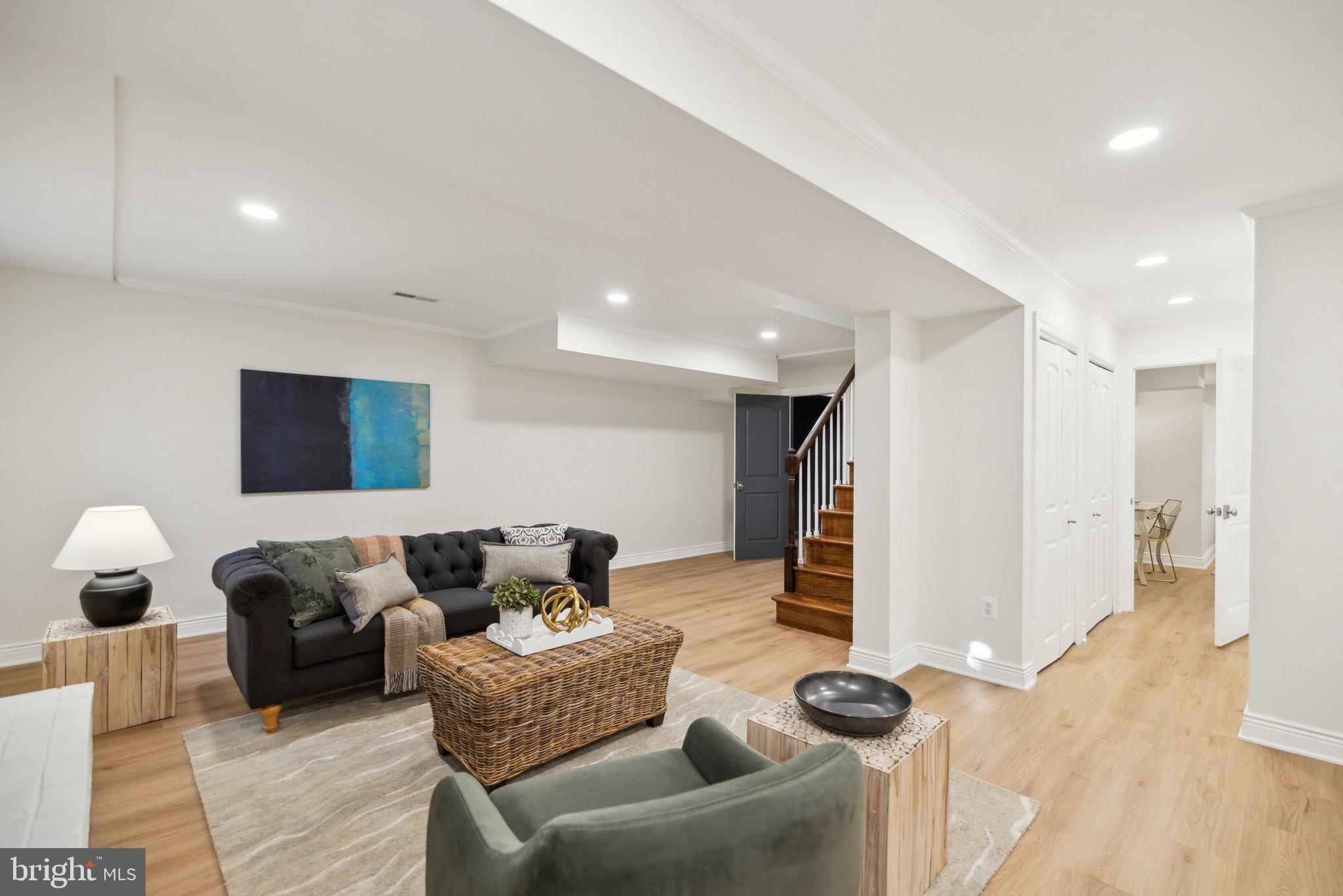 COUNTRY CLUB MANOR - Residential