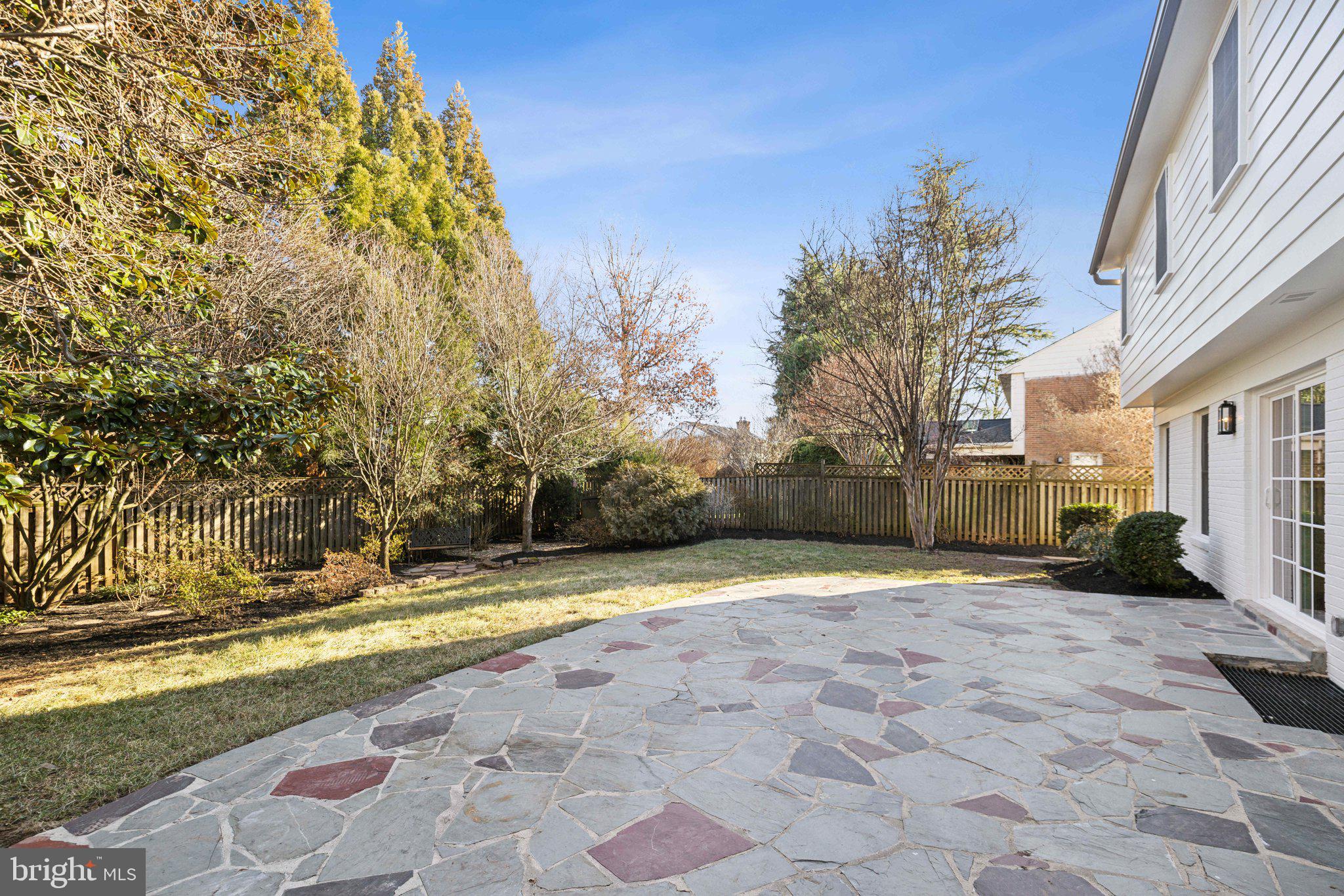 COUNTRY CLUB MANOR - Residential