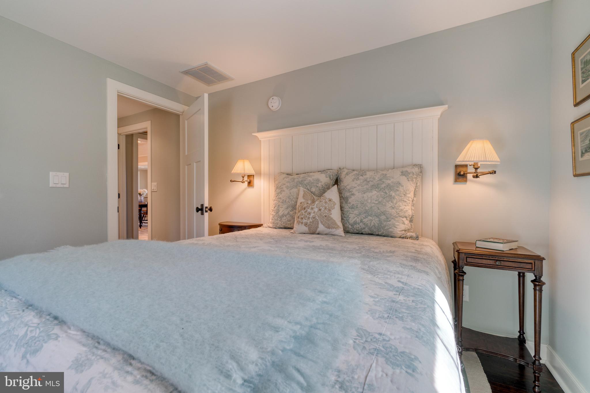 BROAD NECK - Residential