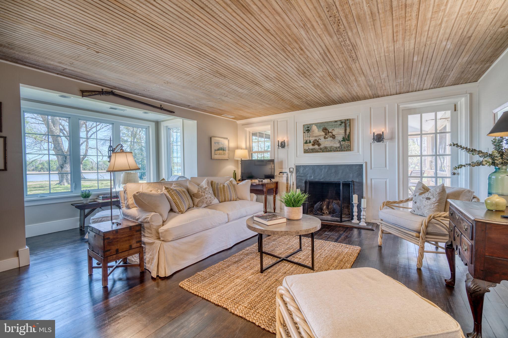 BROAD NECK - Residential