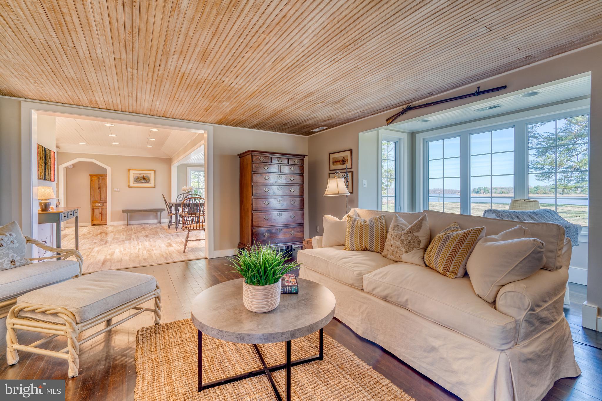 BROAD NECK - Residential