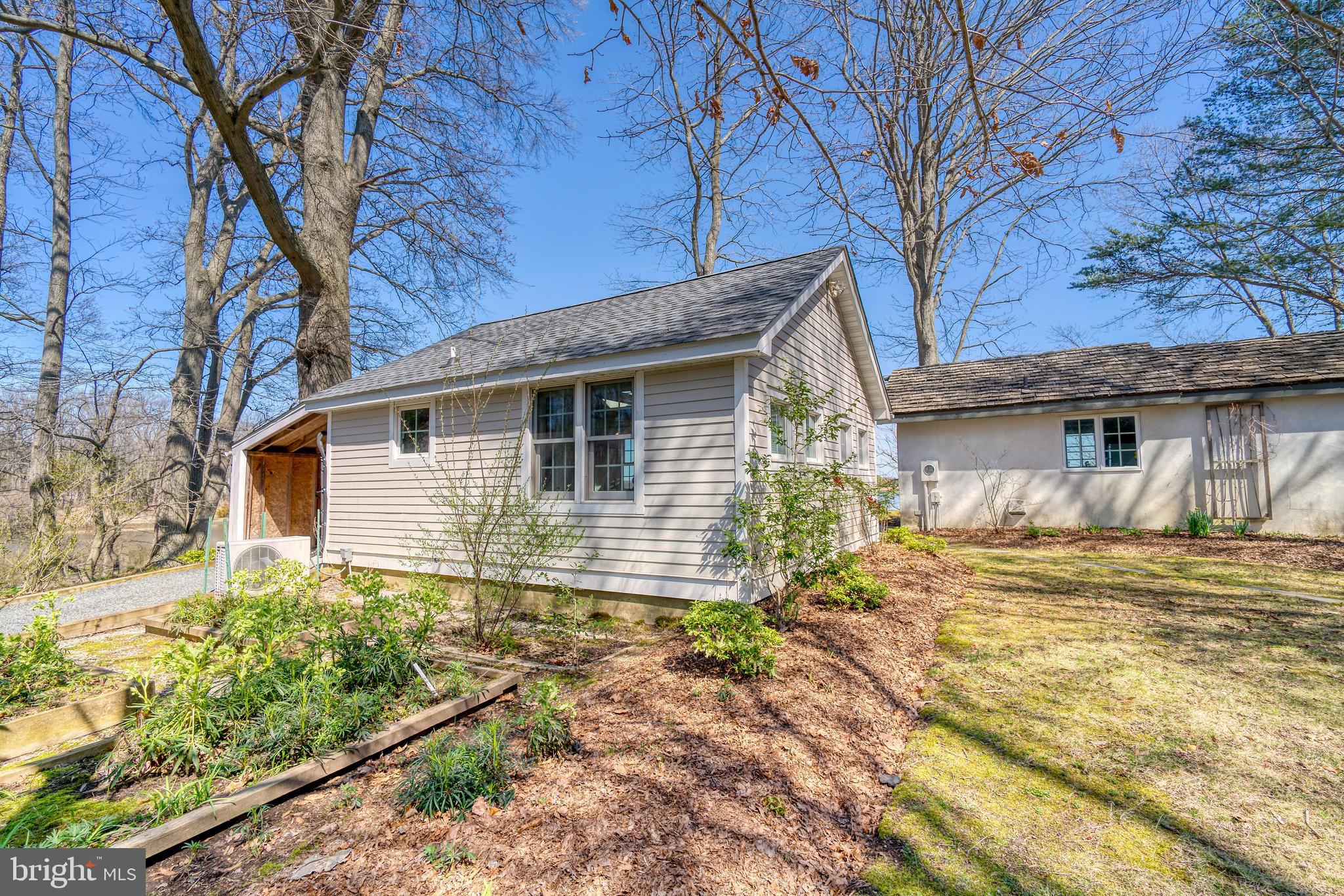 BROAD NECK - Residential