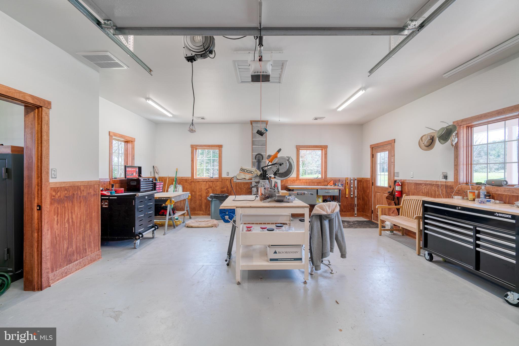 BROAD NECK - Residential