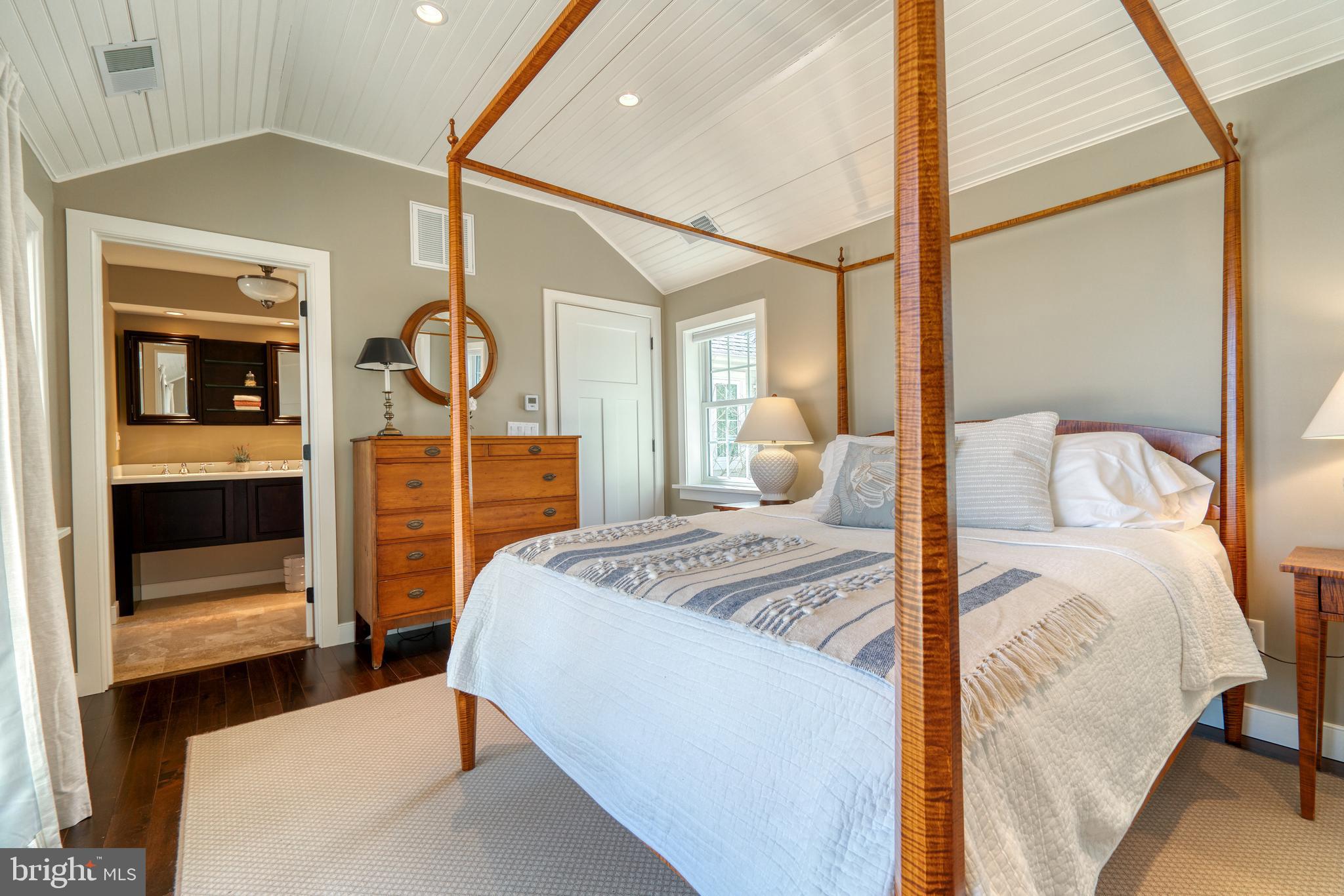 BROAD NECK - Residential