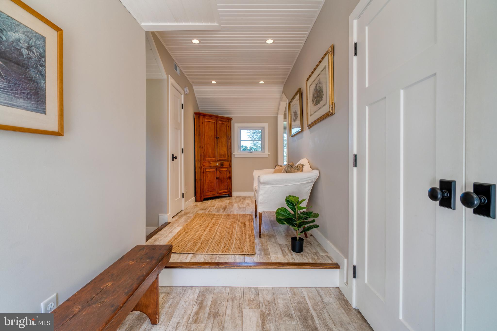 BROAD NECK - Residential