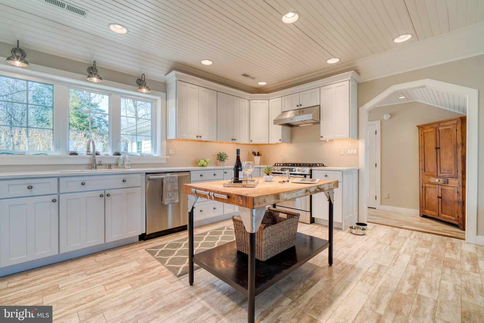 BROAD NECK - Residential