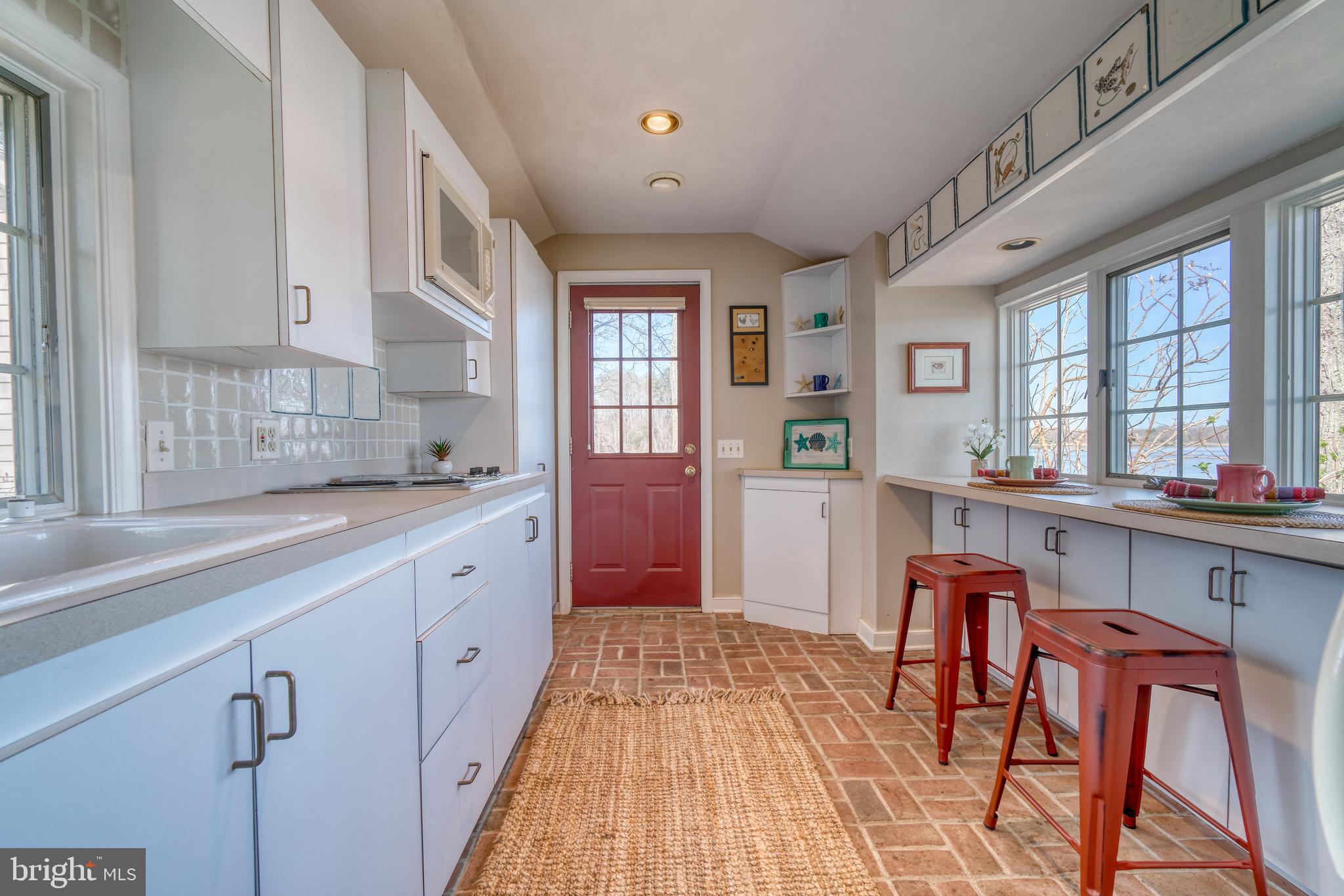 BROAD NECK - Residential