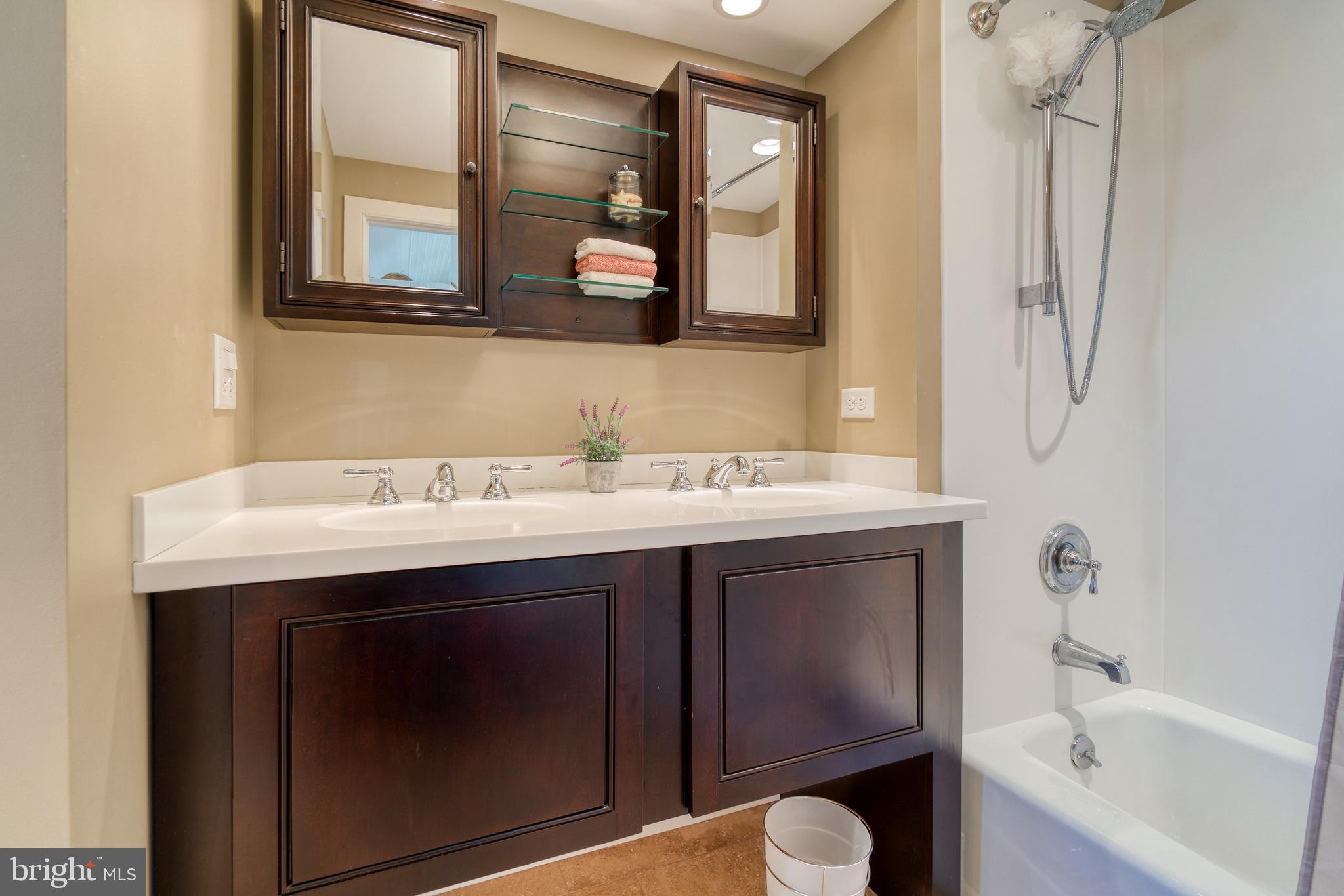 BROAD NECK - Residential