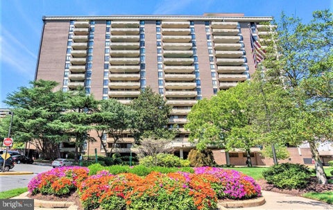 Photo of 1808 Old Meadow Road #302, MCLEAN, VA 22102 (MLS # VAFX2333828)