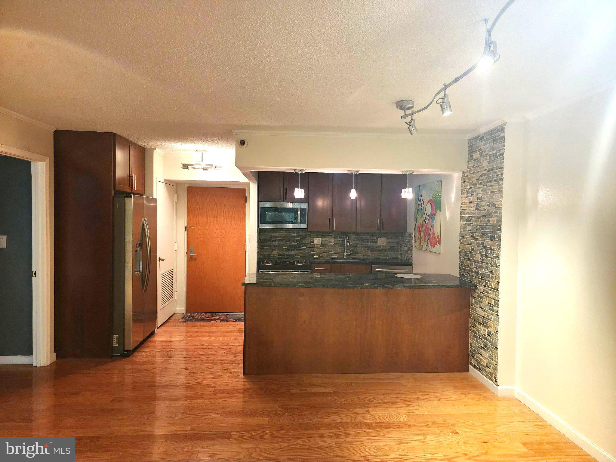 1808 OLD MEADOW ROAD 302