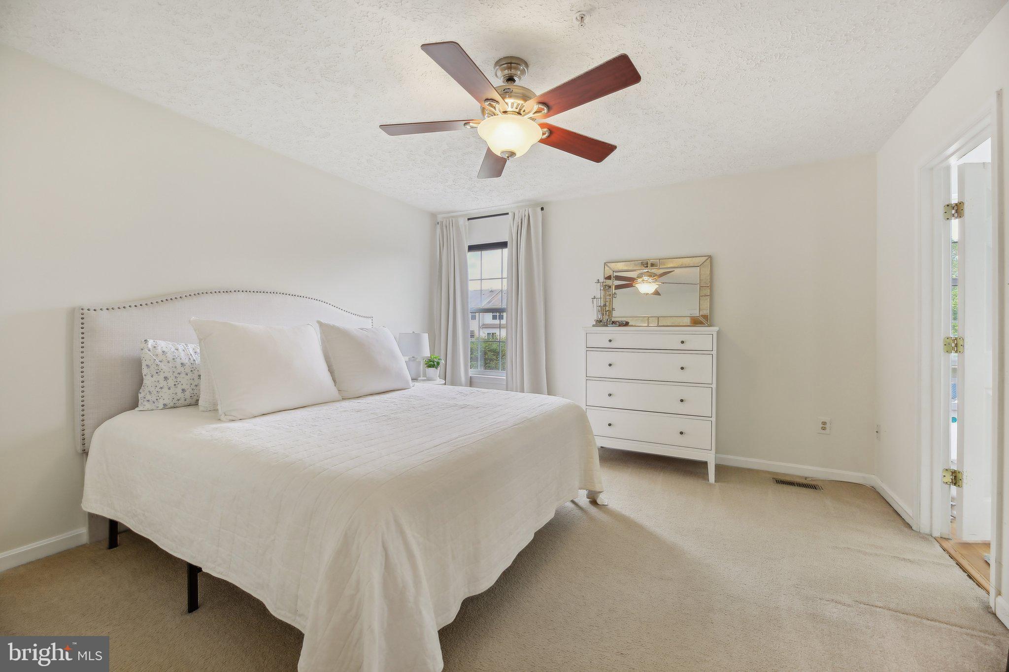 CONSTANT FRIENDSHIP - Residential