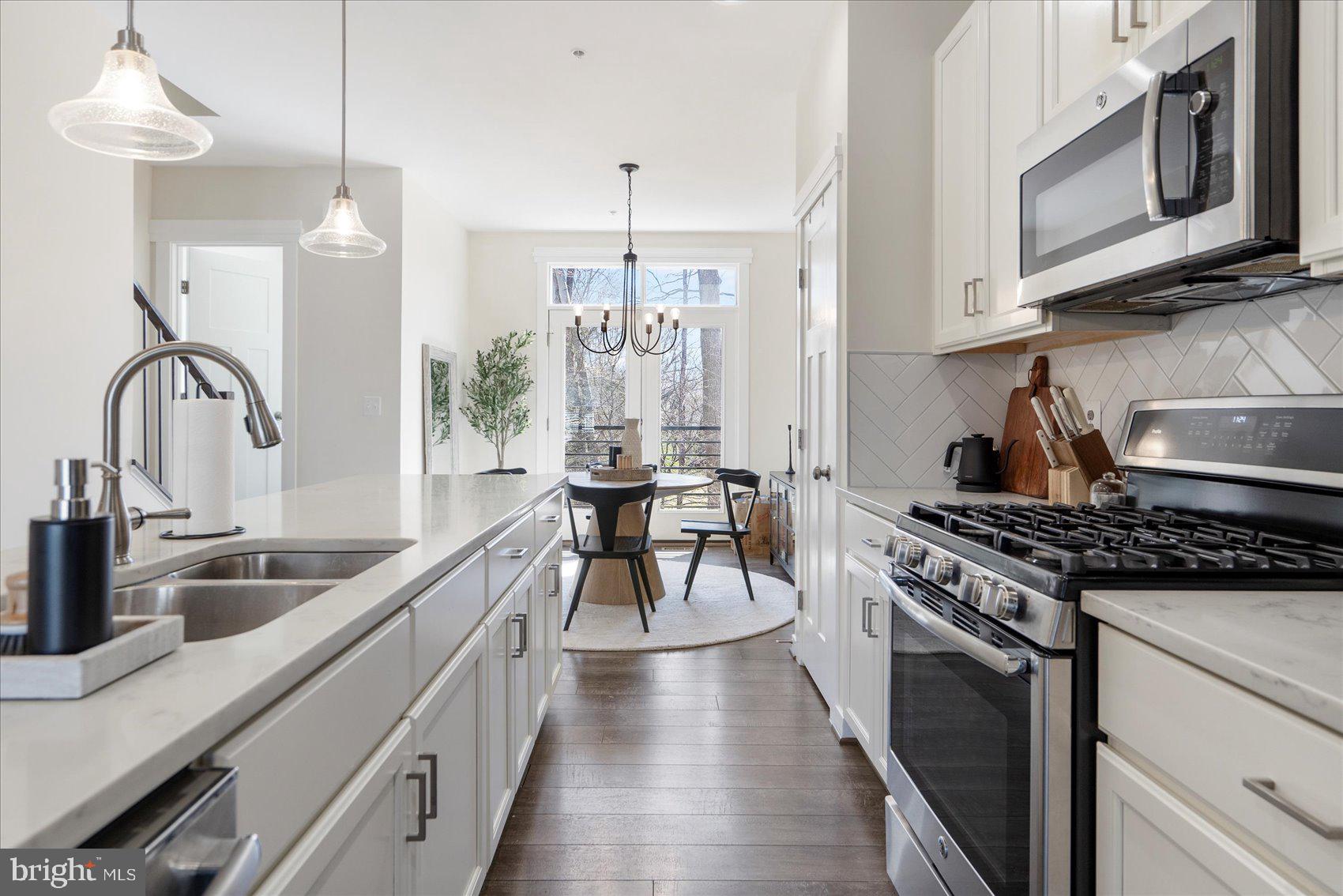 ADMIRALS SQUARE - Residential