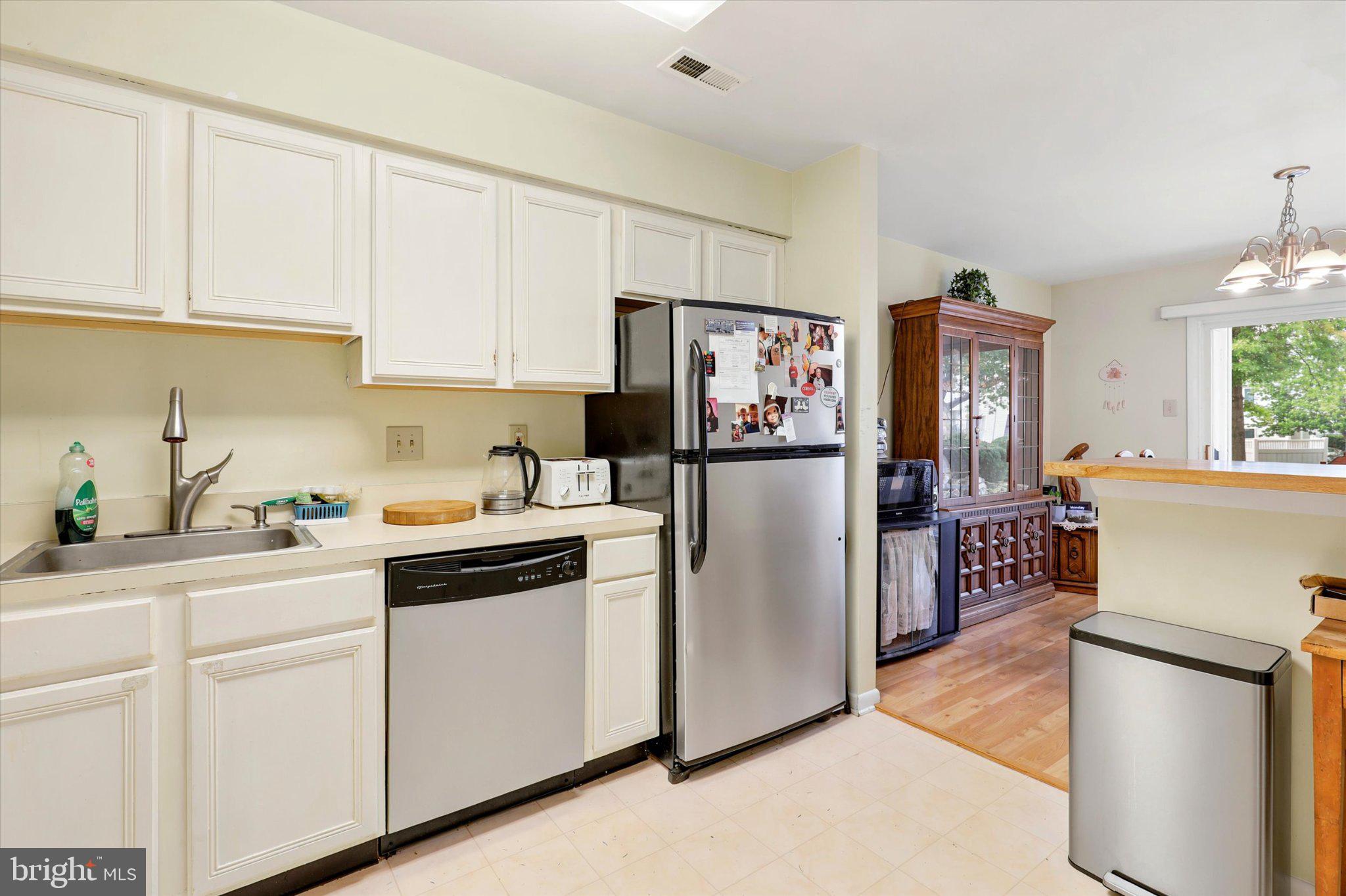 302 COLETTES COURT