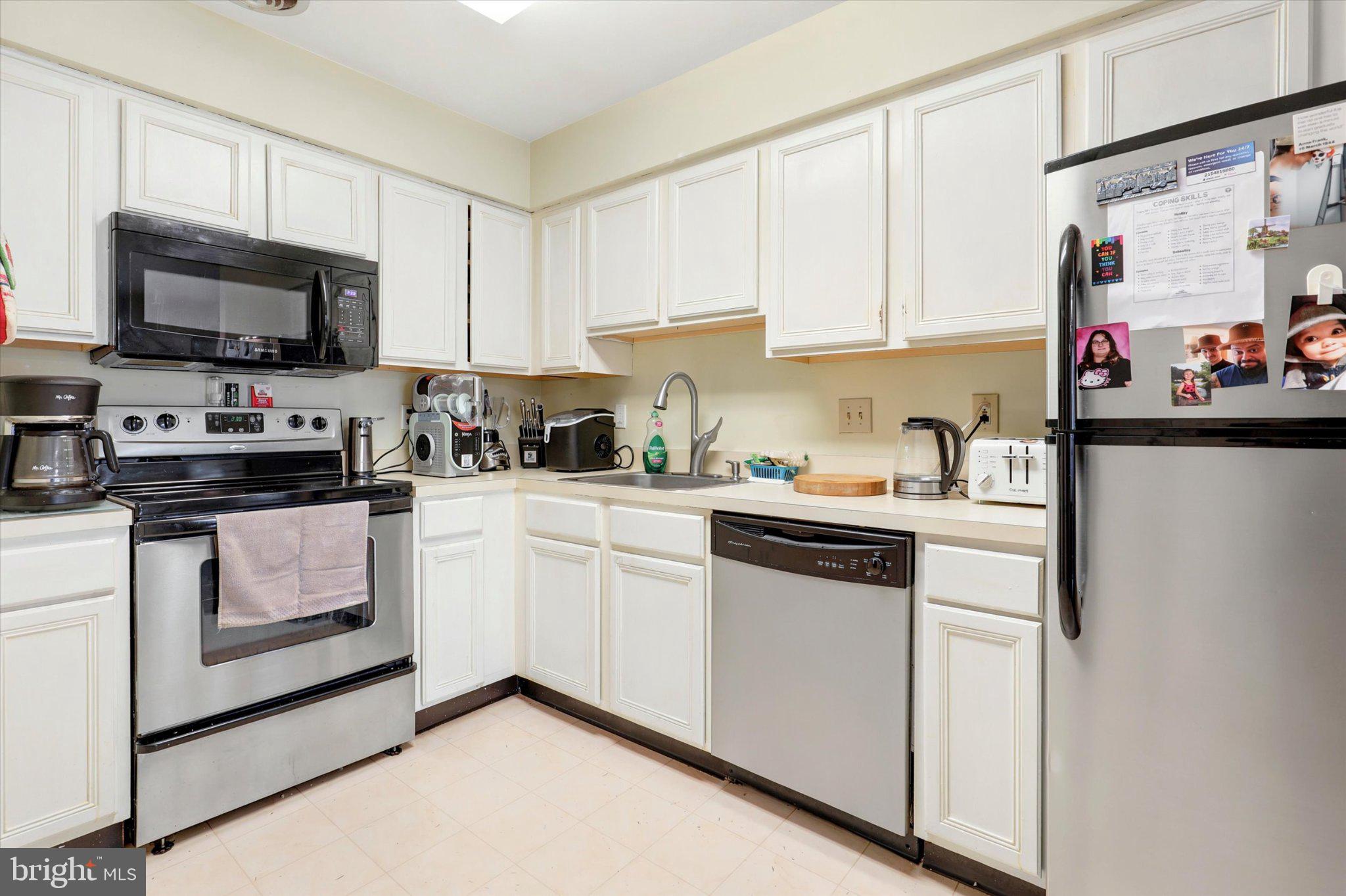 302 COLETTES COURT