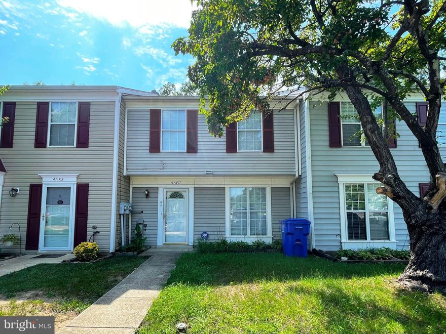 3BR 1.5FB interior town home unit. Kitchen with table space, living/dining area with wood floors, fenced rear yard with patio and attached storage shed.  Washer/dryer on bedroom level. Community rec center w/pool.  Community lake and walking/jogging trails.  Pets case-by-case basis.