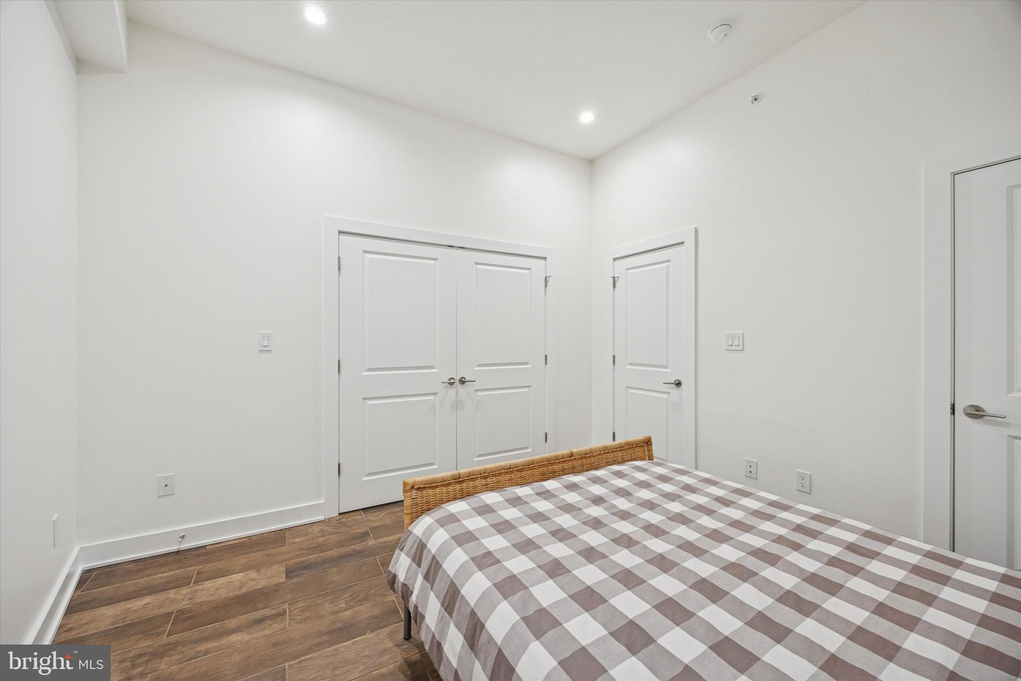 QUEEN VILLAGE - Residential