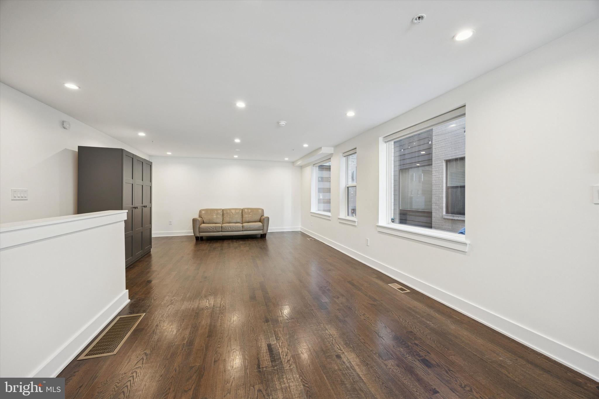 QUEEN VILLAGE - Residential