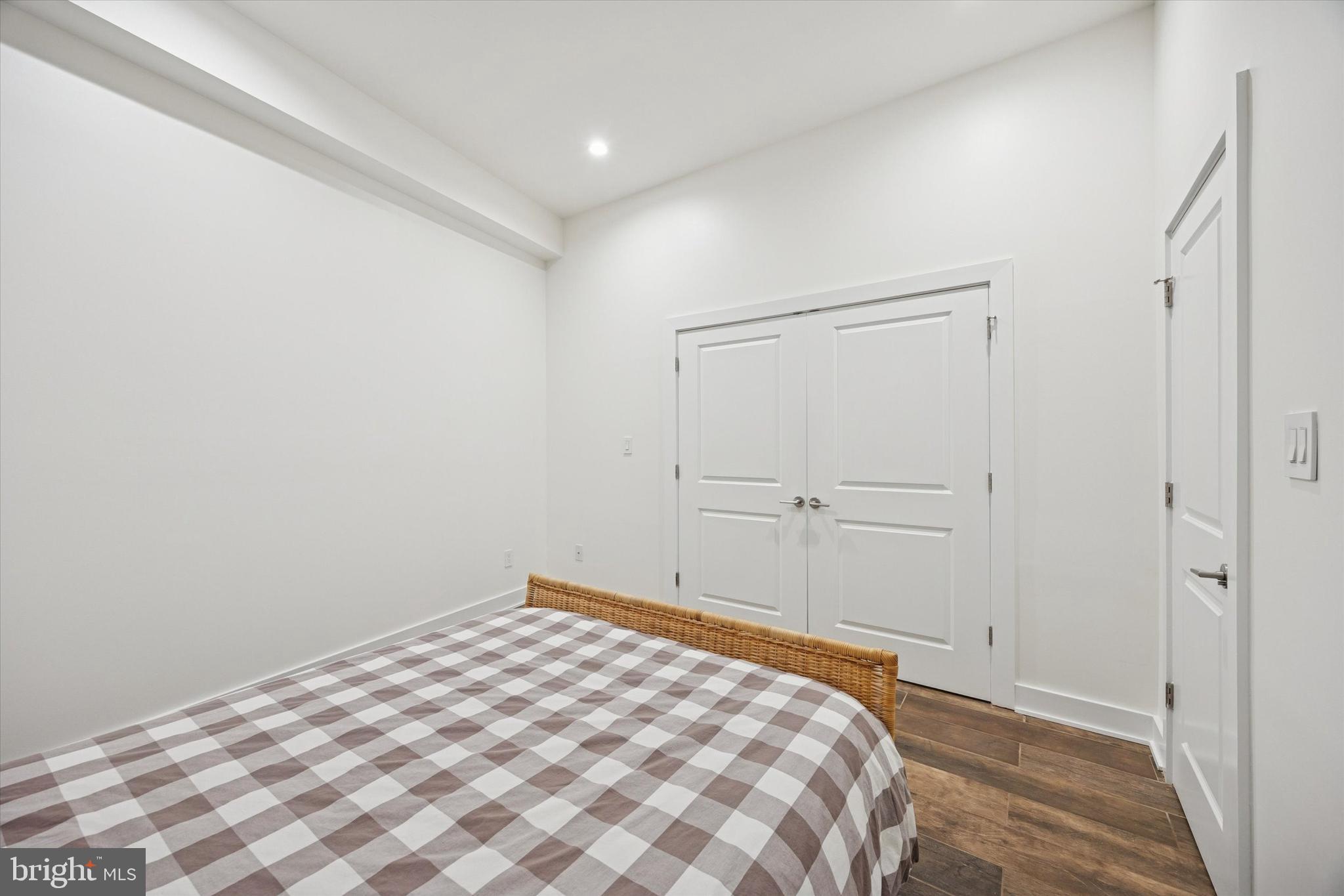 QUEEN VILLAGE - Residential