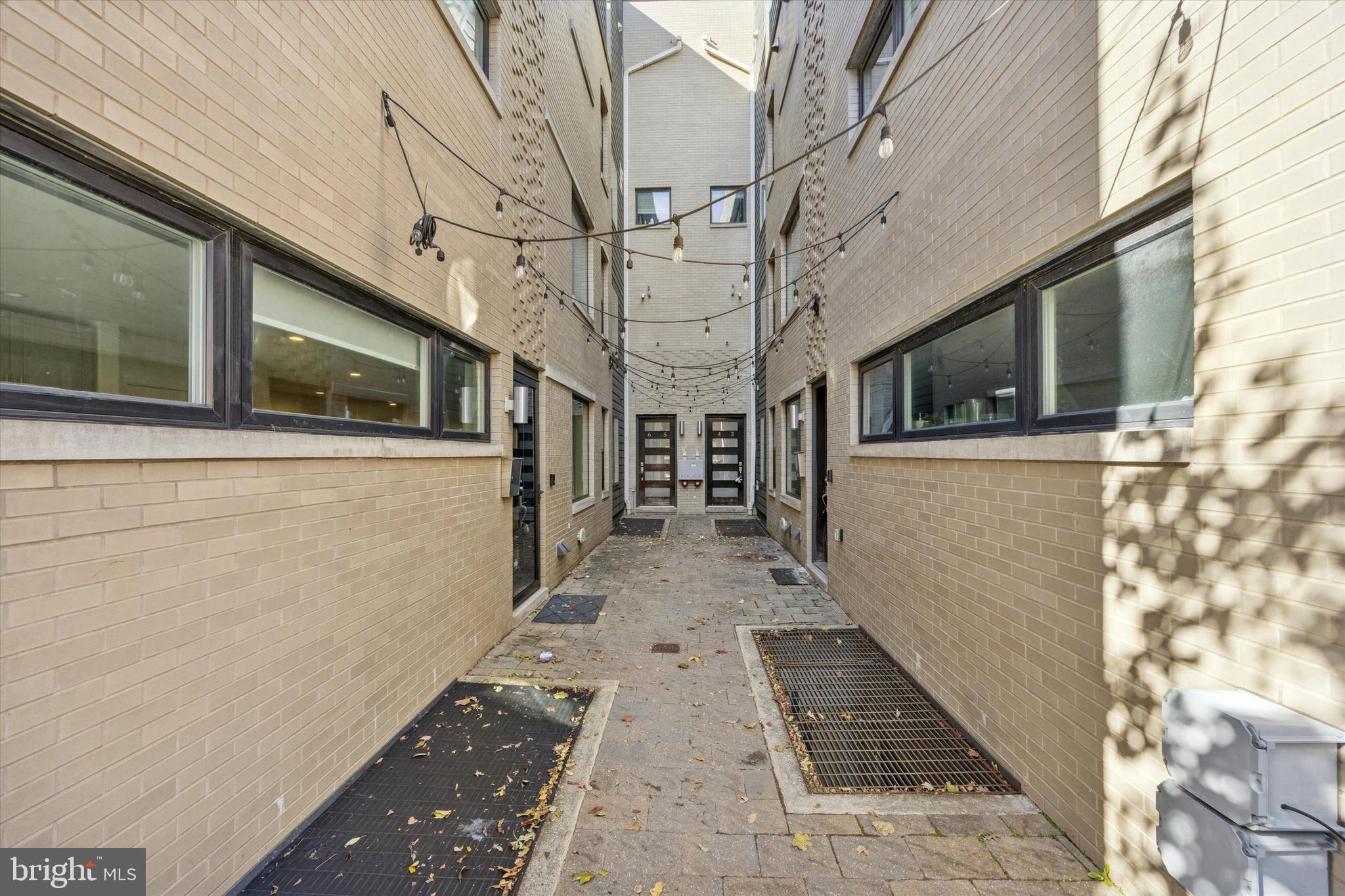 QUEEN VILLAGE - Residential