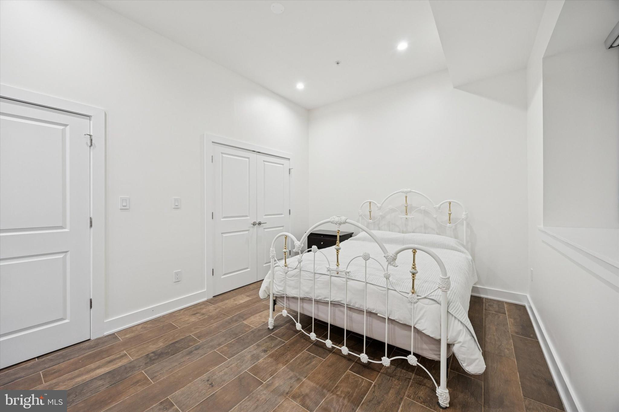 QUEEN VILLAGE - Residential