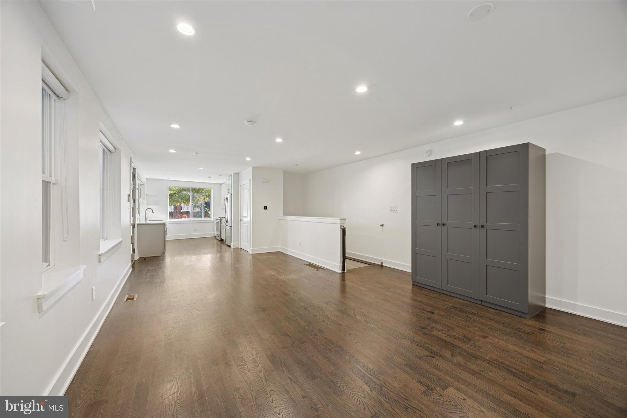 QUEEN VILLAGE - Residential