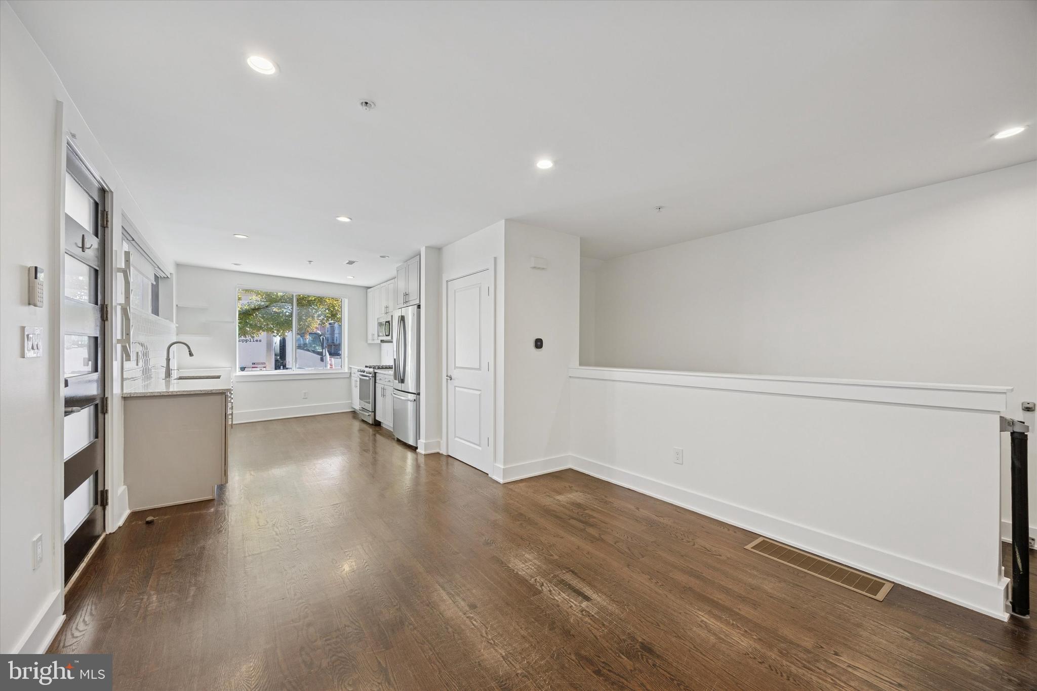 QUEEN VILLAGE - Residential