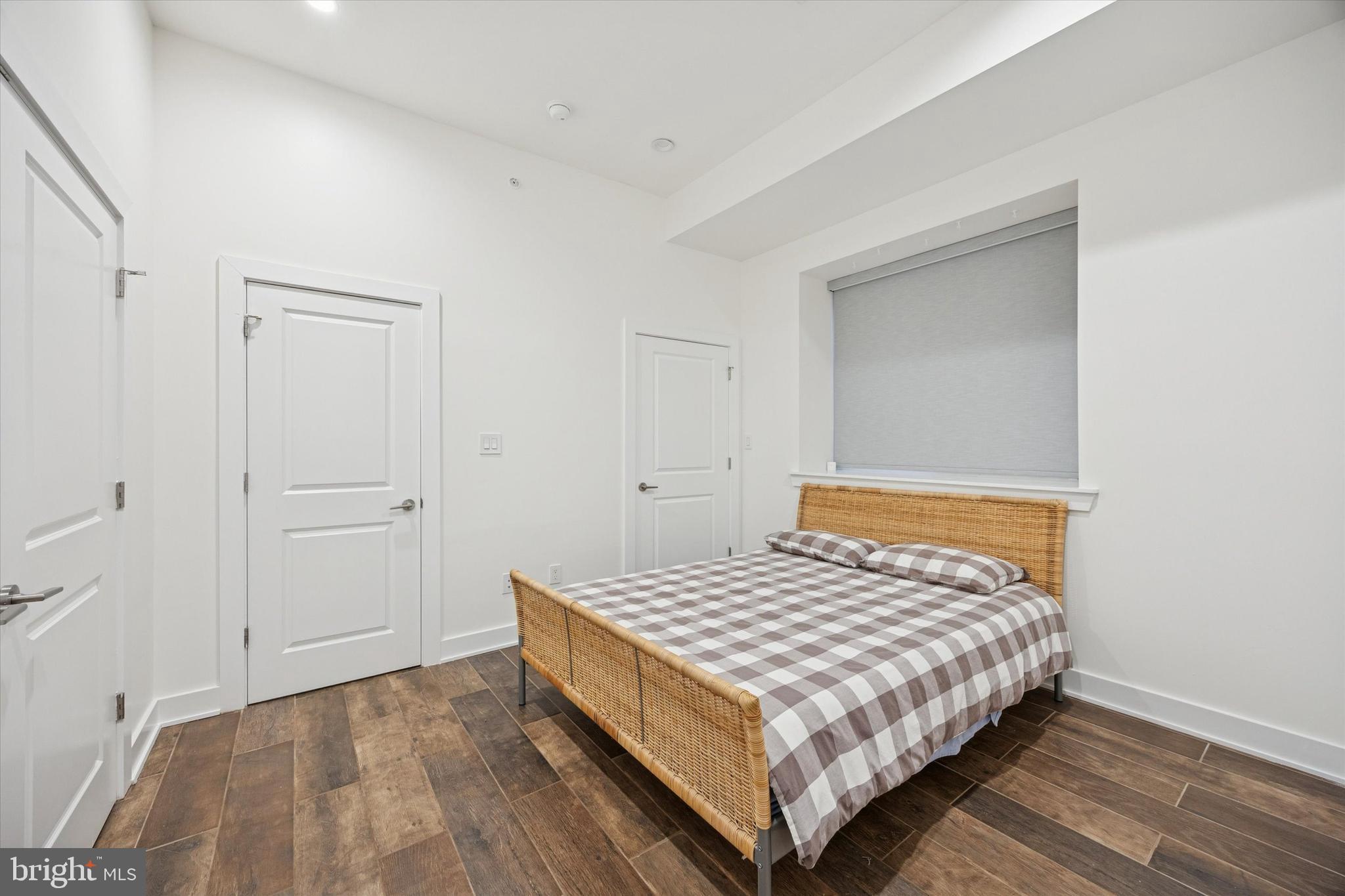 QUEEN VILLAGE - Residential