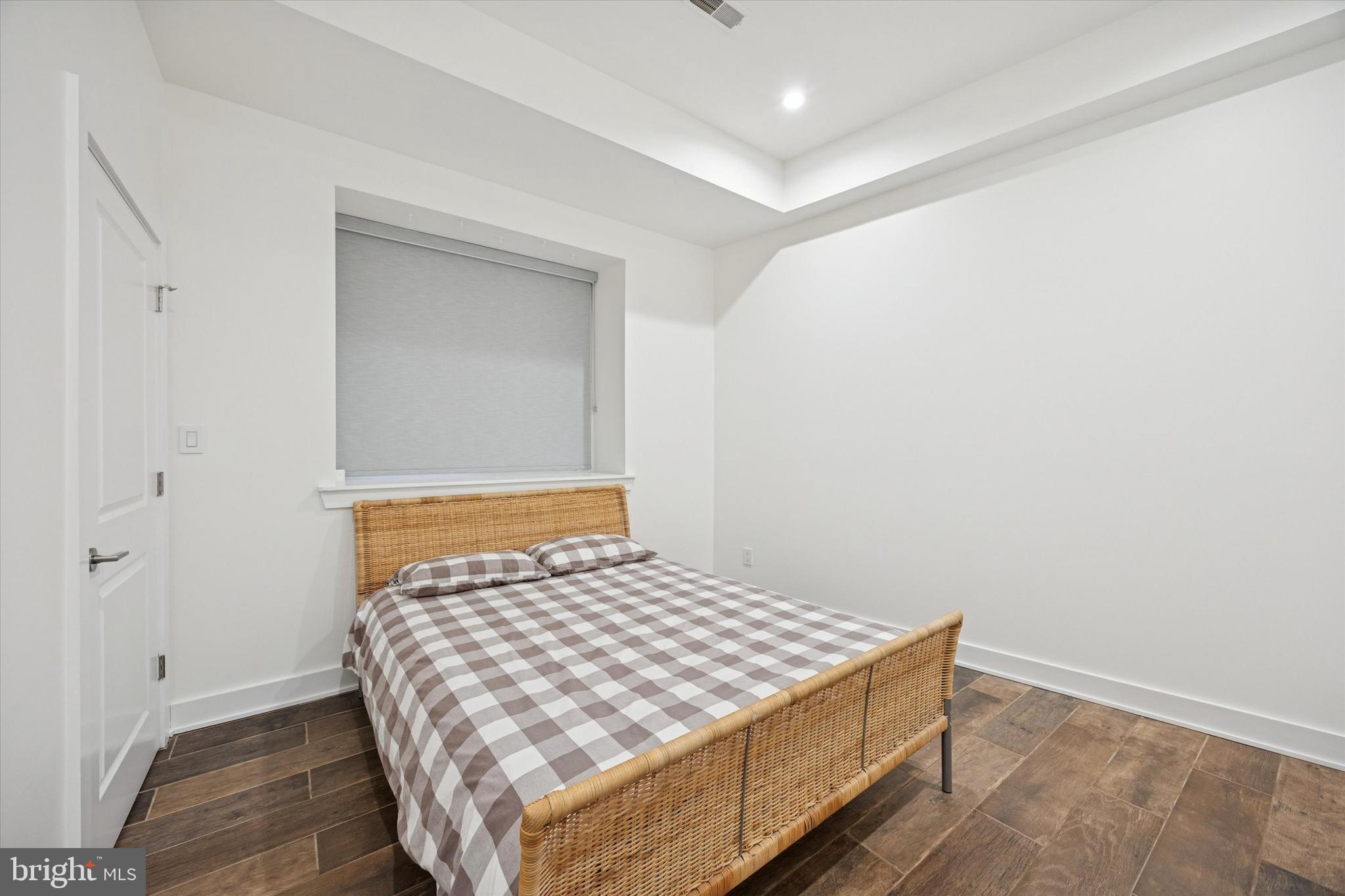 QUEEN VILLAGE - Residential