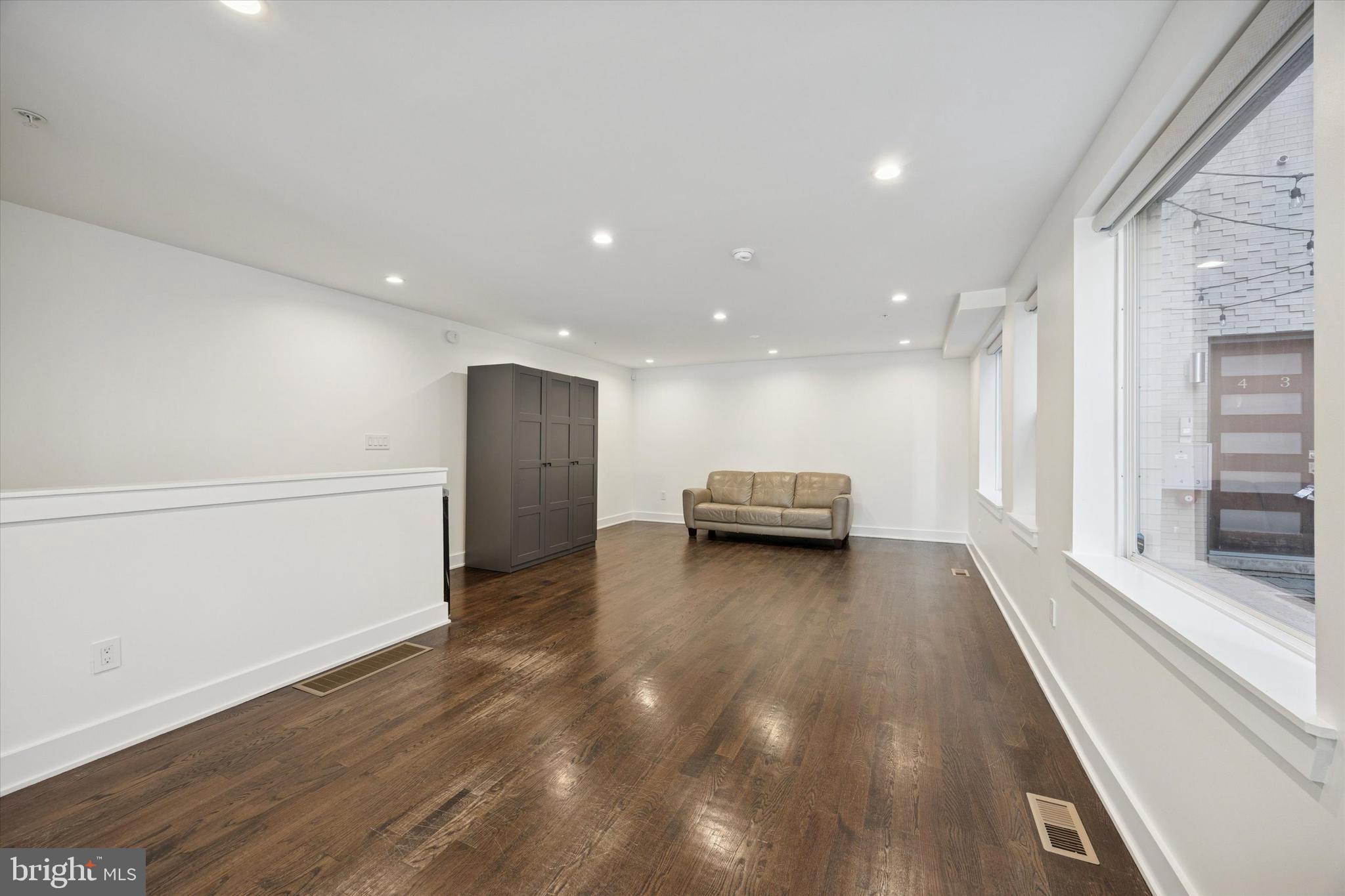 QUEEN VILLAGE - Residential