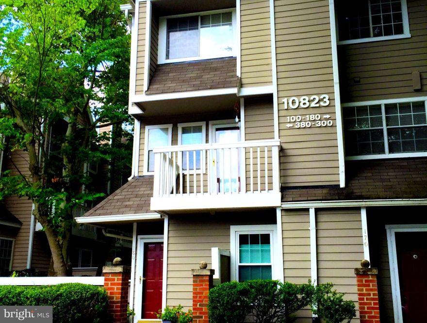 PRICE IMPROVEMENT! This modern, spacious 2 level, 2 bedroom, 2.5 bath end-unit filled with natural light is move in ready!Hardwood floors throughout, granite kitchen counters, fireplace and beautifully updated bathrooms. This sought after community offers amenities including a party room, gym, racquetball court, swimming pool, tennis courts, bike and walking trails. Access to Metro and shopping.