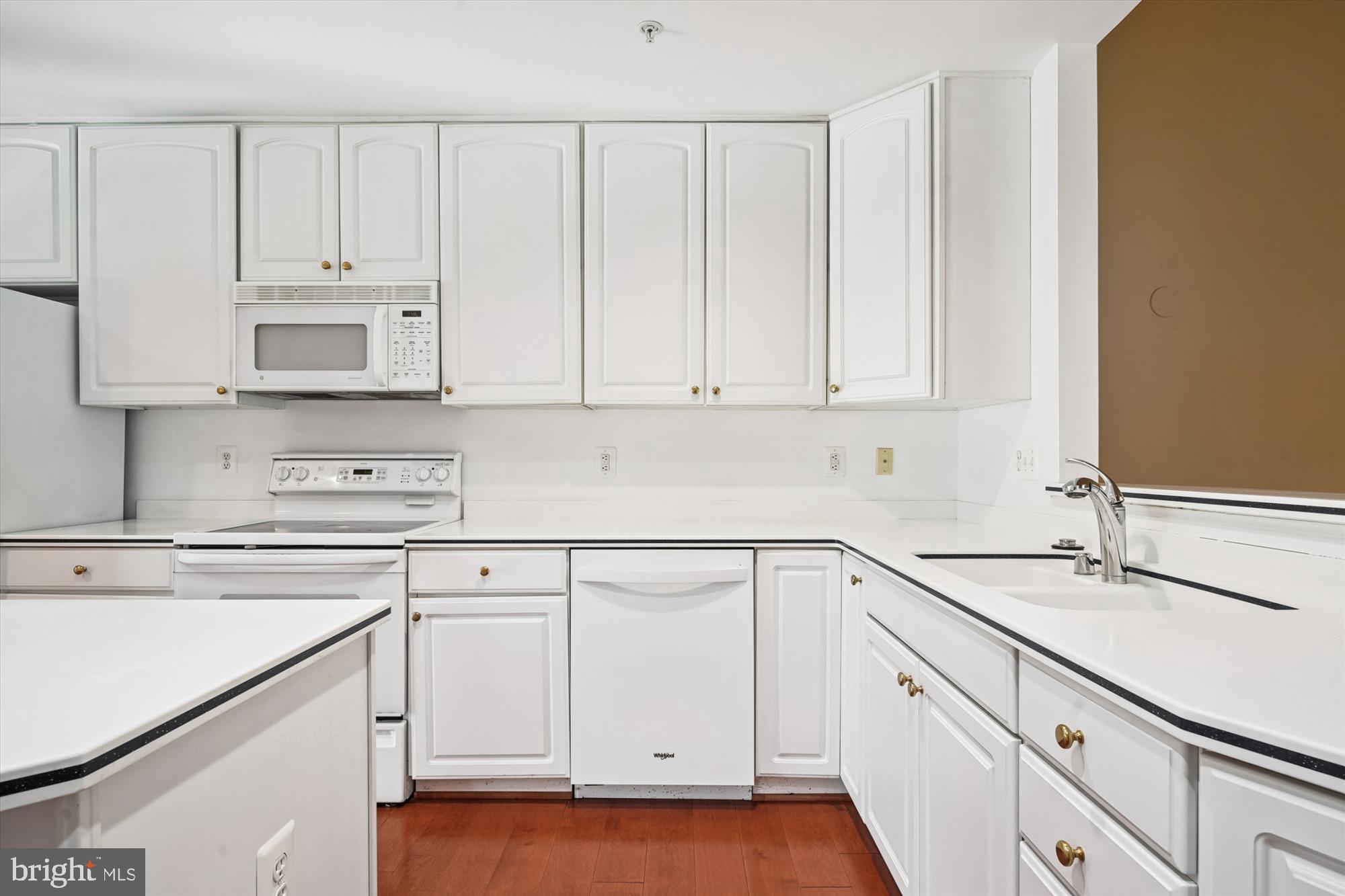 SOUTH RIVER COLONY - Residential