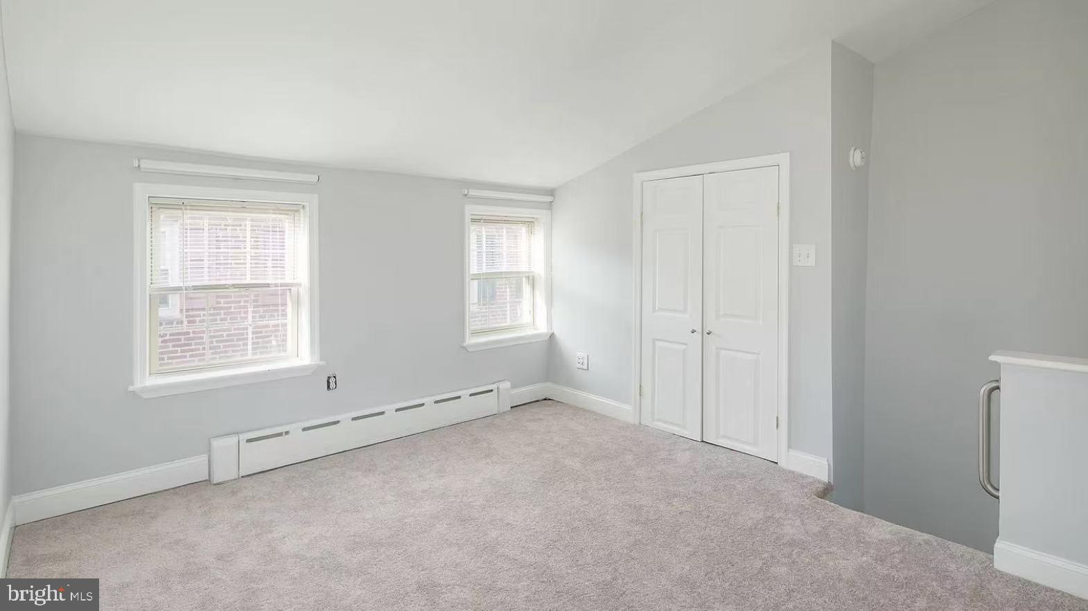 QUEEN VILLAGE - Residential