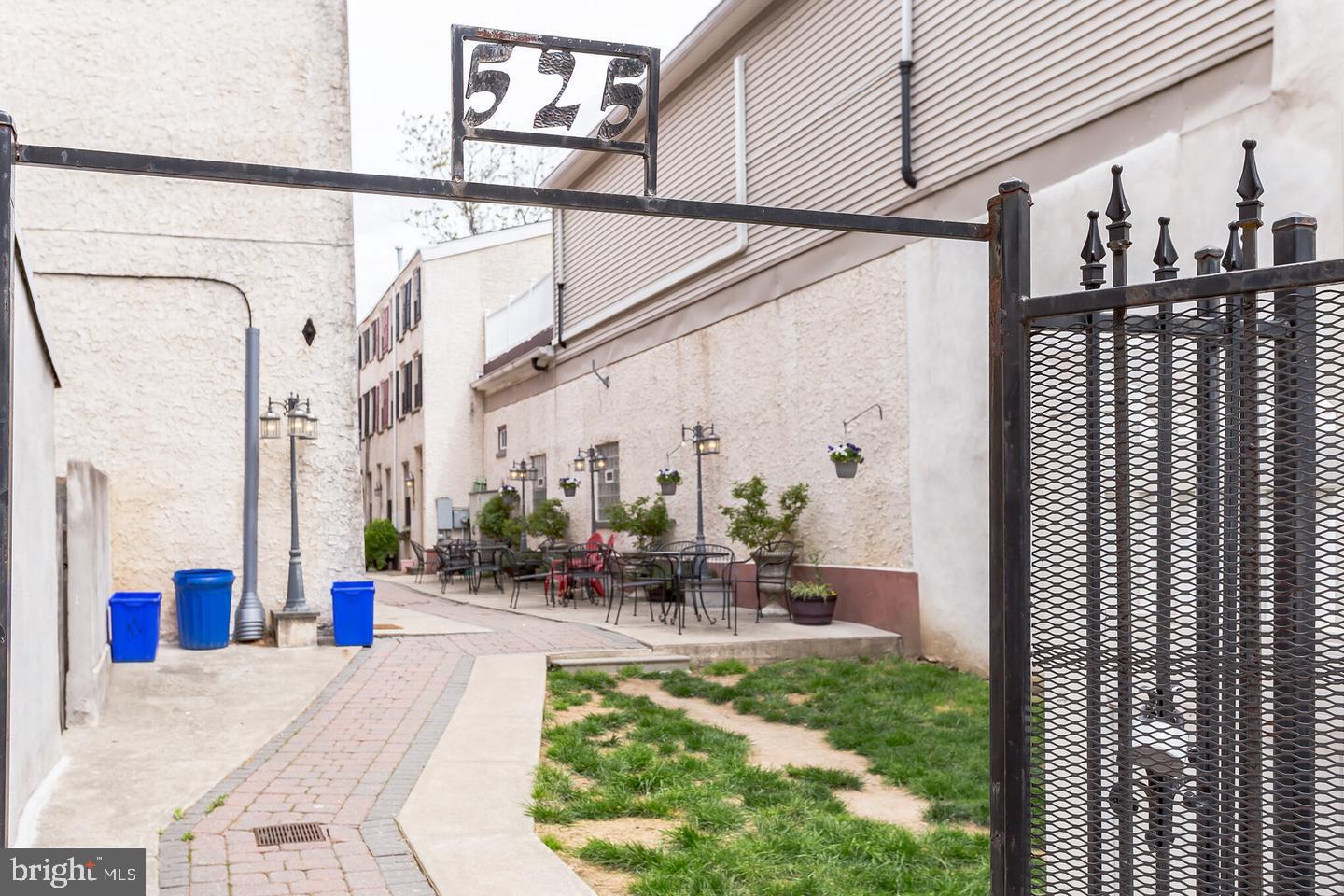 QUEEN VILLAGE - Residential