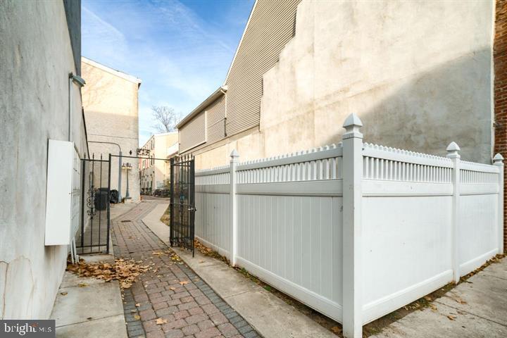 QUEEN VILLAGE - Residential