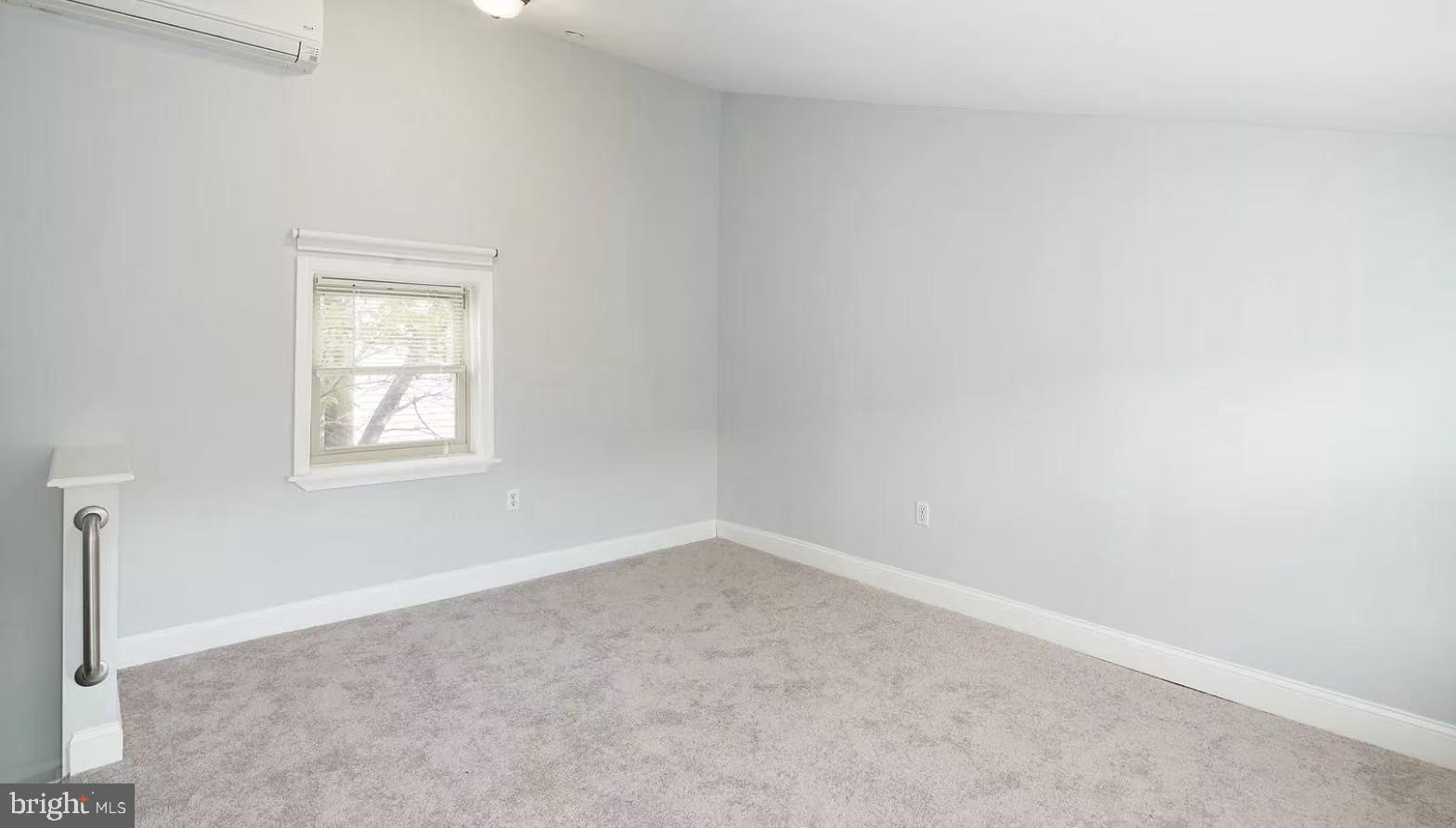 QUEEN VILLAGE - Residential