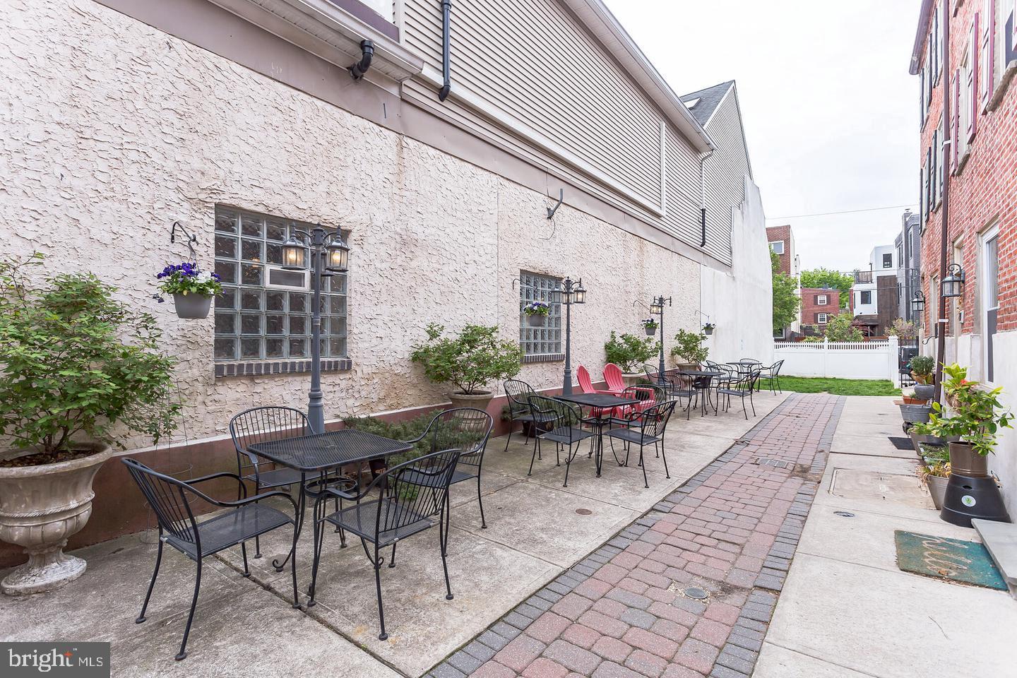 QUEEN VILLAGE - Residential