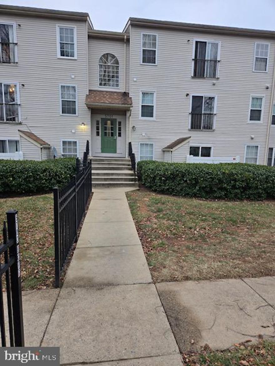 Beautiful and complete remodeled 2024. 2 Bed and 1 Full Bath. First floor Unit - Stainless steel appliances, walking closets, washer and dryer in the unit. Quartz counter tops in kitchen. Water resistant flooring. New carpet in bedrooms, freshly painted. 2 reserved parking spaces, small storage, under cabinets lighting, patio area, Community Pool, small building, only 9 condos.
Close to major highway 270, shopping and bus stops.