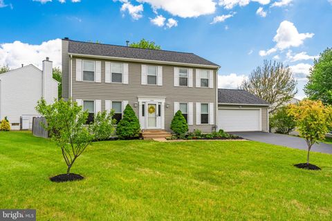Photo of 12168 Eddyspark Drive, HERNDON, VA 20170 (MLS # VAFX2307304)