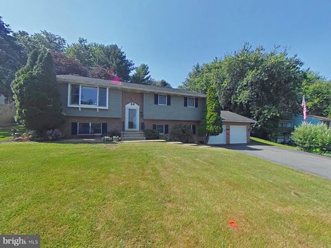 Photo of 2280 Turnpike Road, ELIZABETHTOWN, PA 17022 (MLS # PALA2063790)