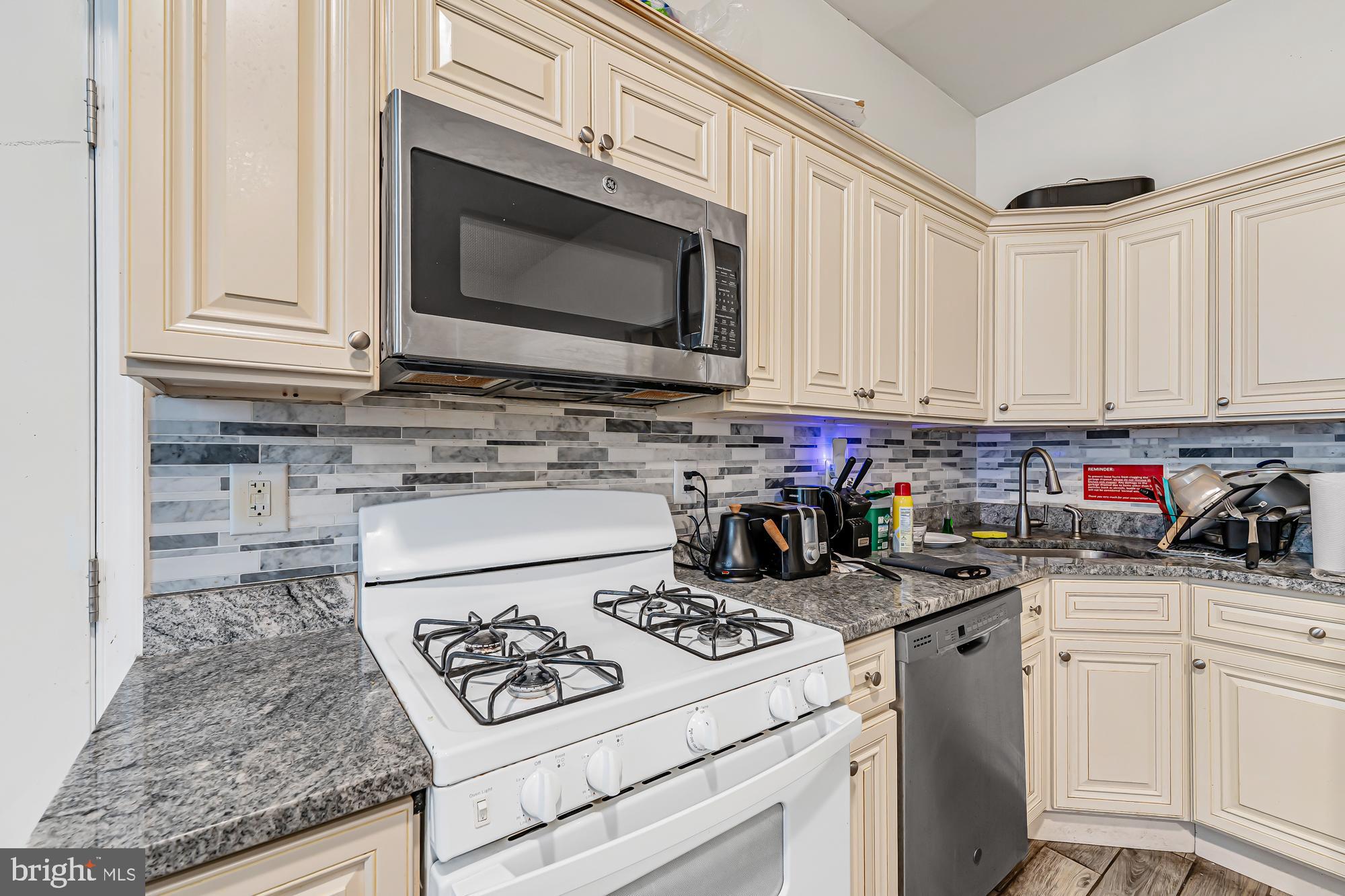 UNIVERSITY CITY - Residential Lease