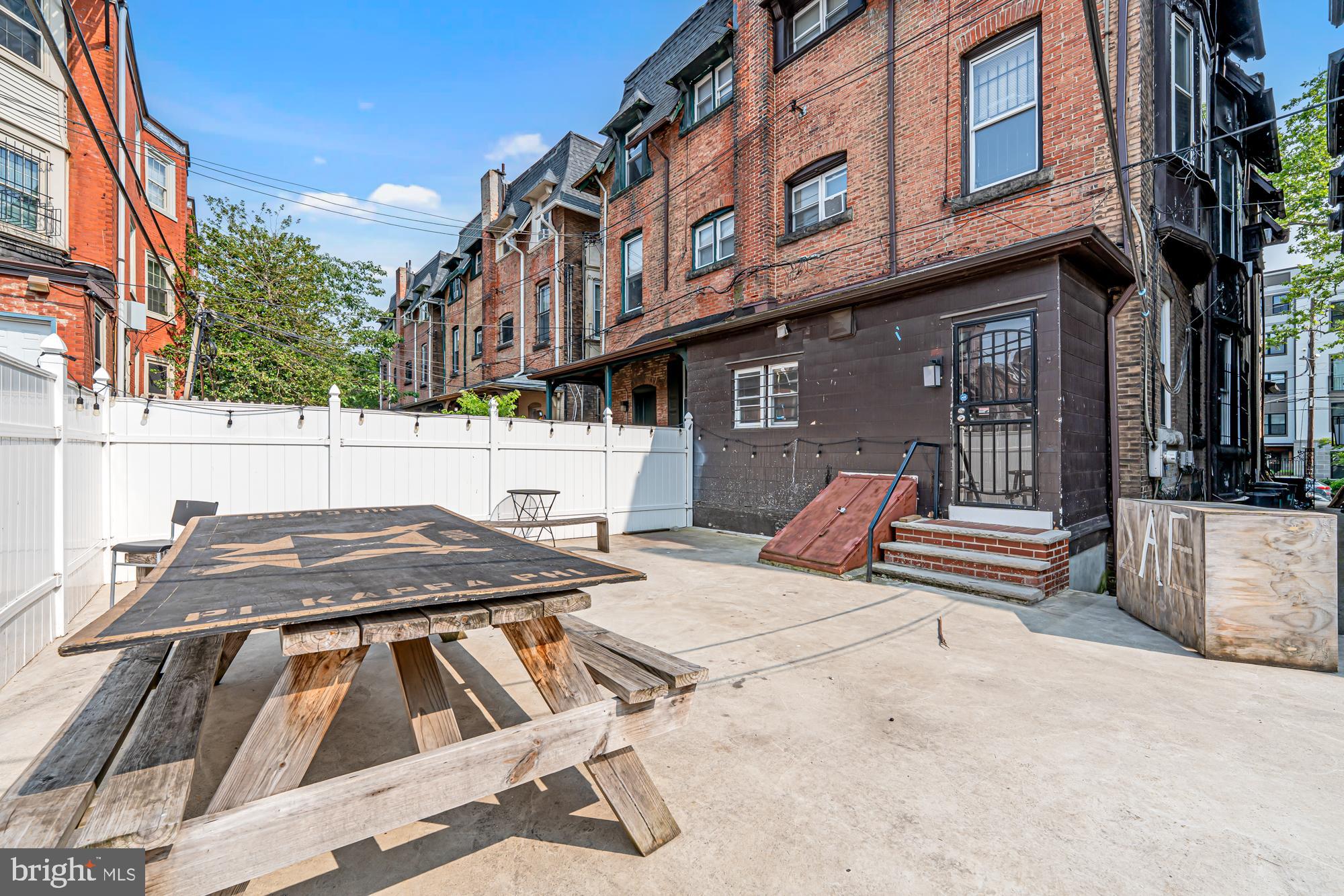 UNIVERSITY CITY - Residential Lease