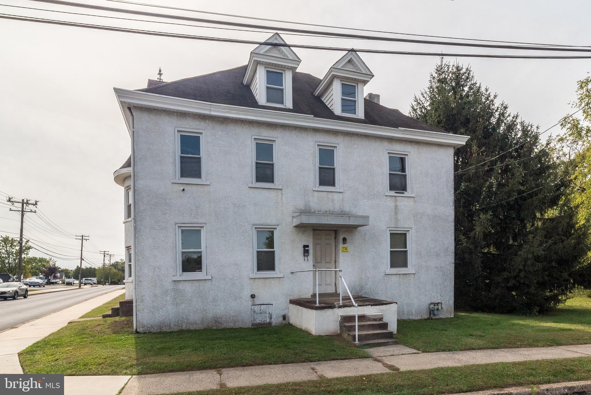 900 W EIGHTH