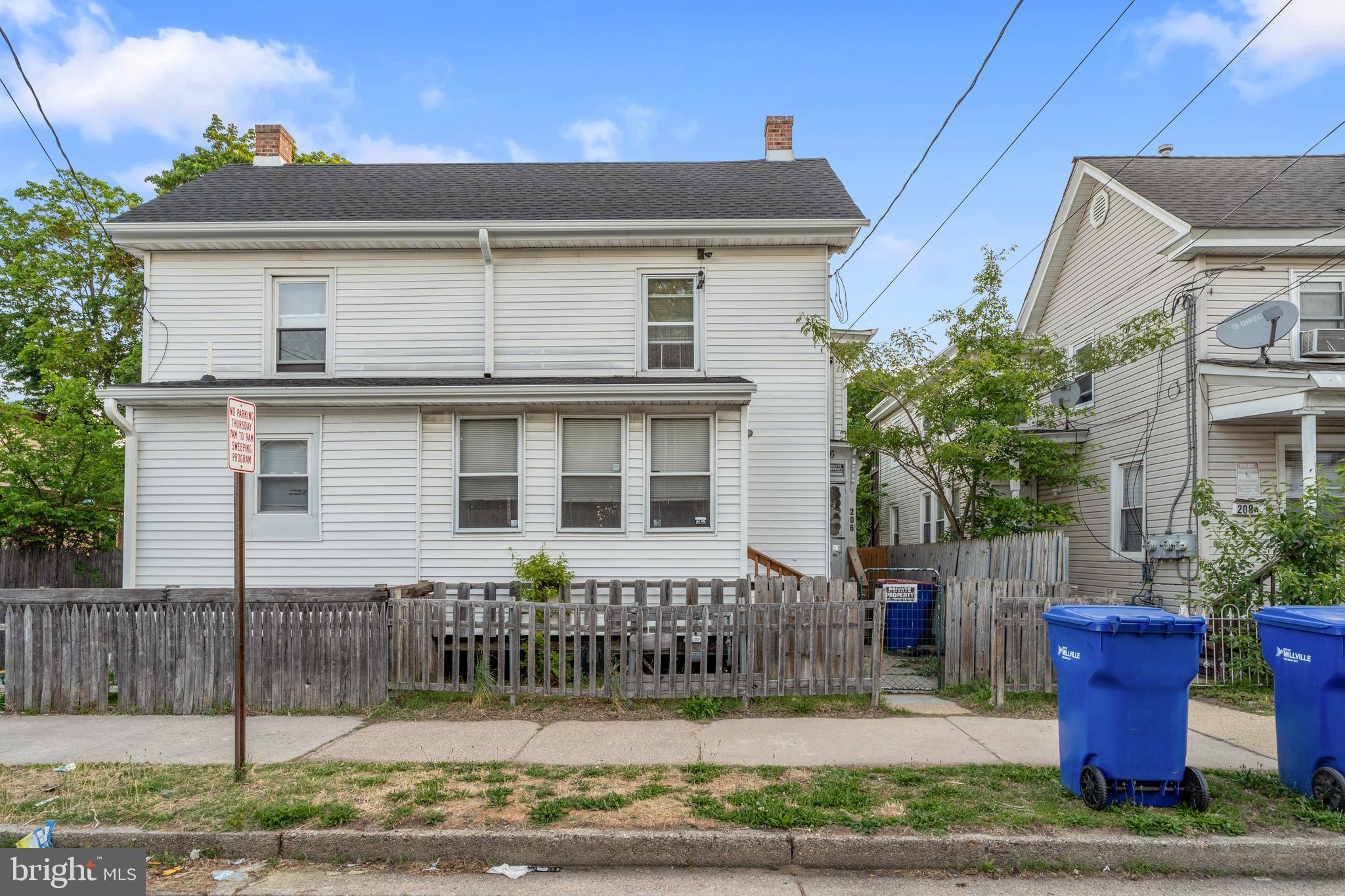 206 E OAK ST E E