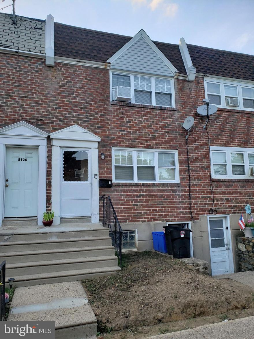 Great Duplex Being available for sale.
Offering a spacious One Bedroom unit on the 1st floor occupied by a long term tenant in addition to a fully improved one bedroom unit a second  floor also occupied by a great family.
Basement is full and offers exit to the back parking area as well as Laundry area, storage  Bin for 2 units,
Newer electric, Newer heating furnaces and water heaters.
Roofing been done as well recently.