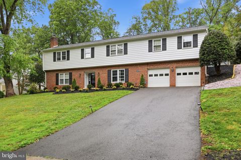 Photo of 1718 Hollinwood Drive, ALEXANDRIA, VA 22307 (MLS # VAFX2315378)