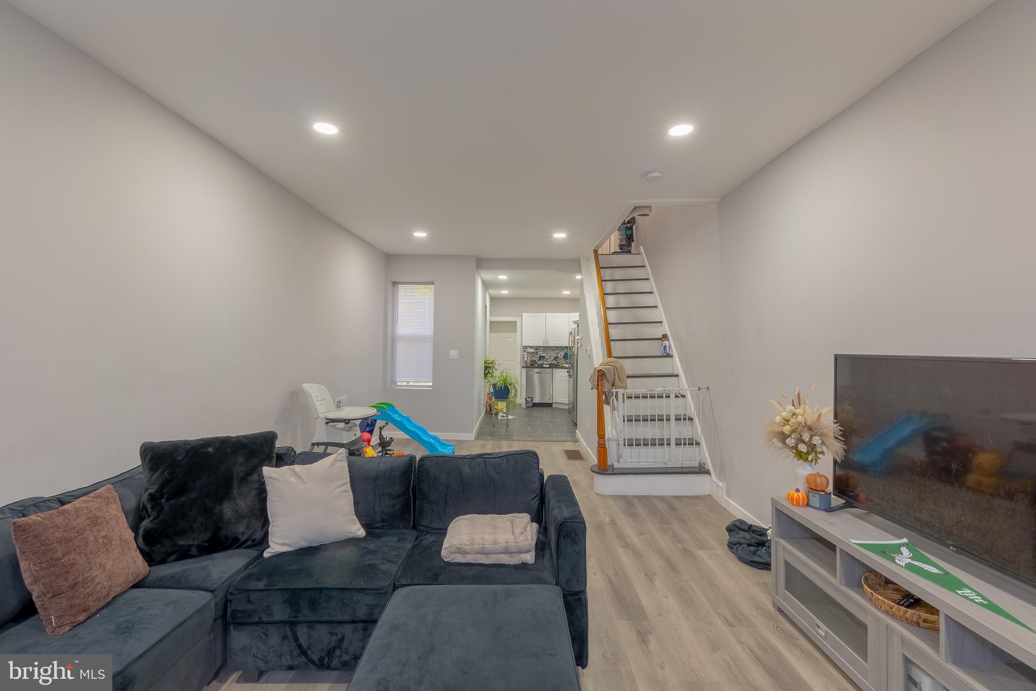 EAST KENSINGTON - Residential