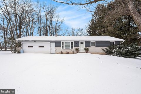 Photo of 2141 Cloverfield Drive, LEBANON, PA 17046 (MLS # PALN2024404)