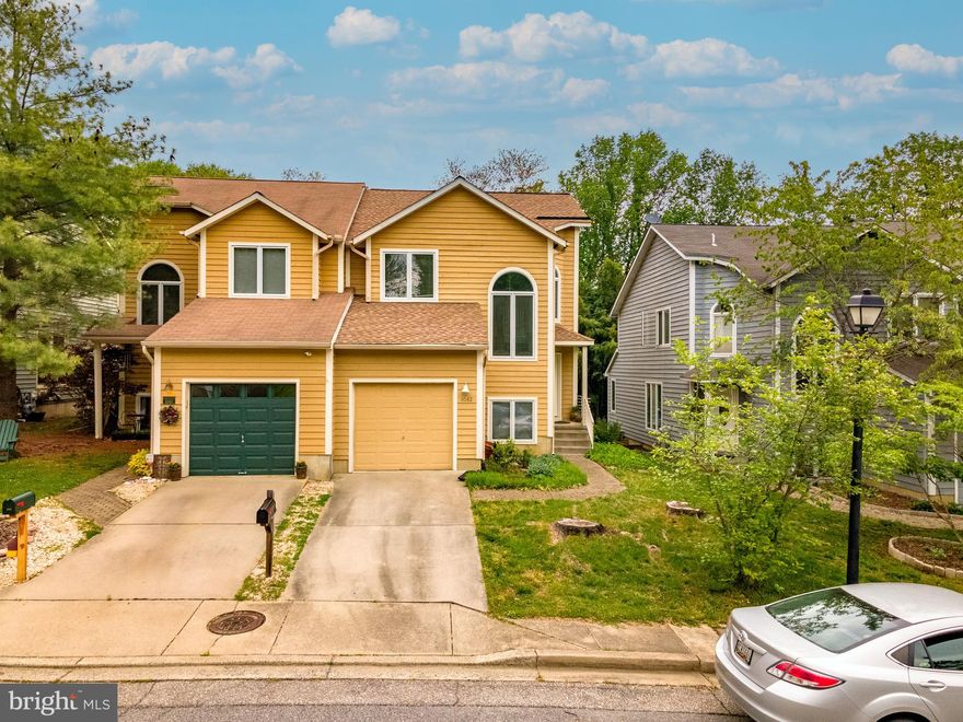 IMMACULATE 3 LEVEL END OF GROUP DUPLEX / TOWNHOME WITH ATTACHED GARAGE***
HARDWOOD THROUGHOUT*** LOTS AND LOTS OF LIGHT*** SPACIOUS ROOMS*** GAS FIREPLACE***
NICE DECK OVERLOOKING BAMBOO BACK YARD***WIDE OPEN FLOOR PLAN***ROOF 3 YEARS OLD
COME AND SEE IT BEFORE ITS GONE