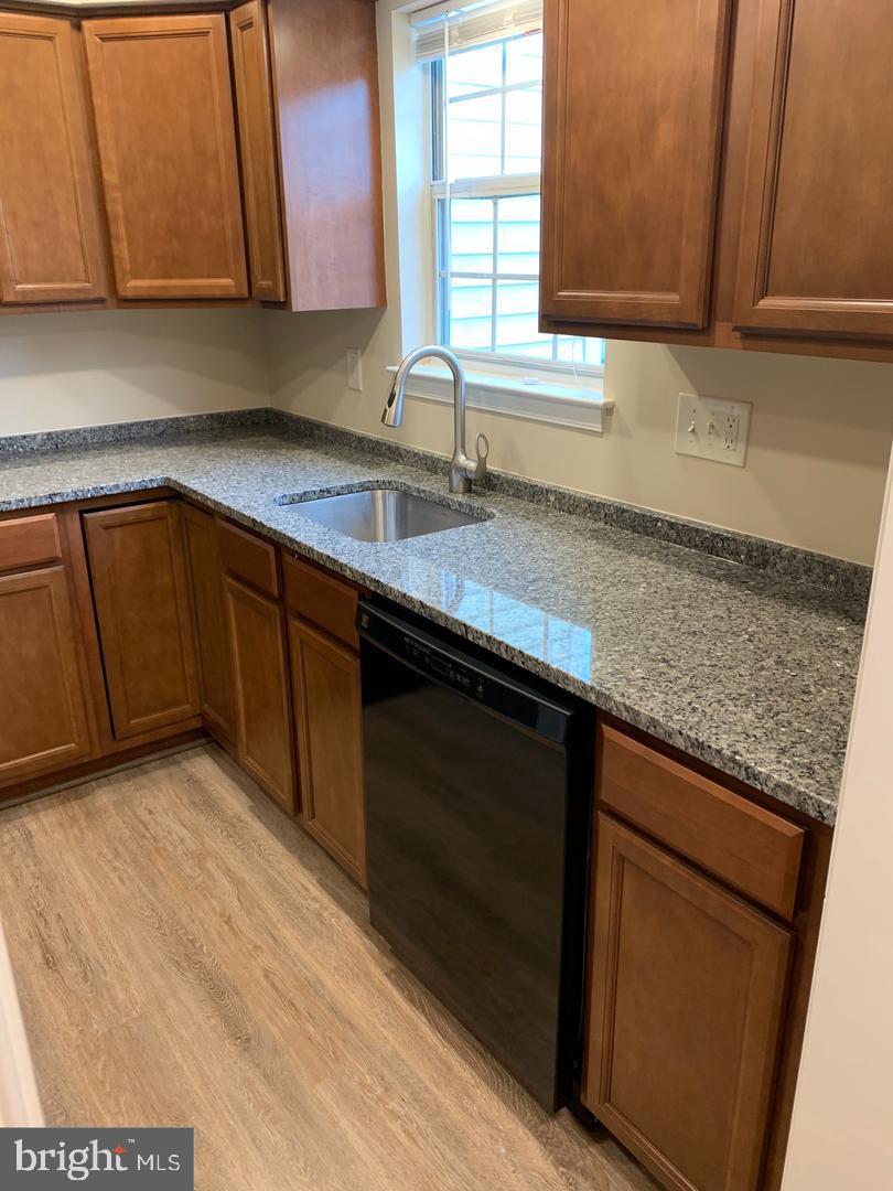 LEEDS SQUARE - Residential Lease