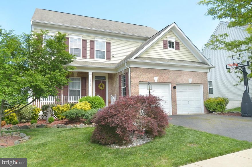 Stunning and spacious 5BR/3.5BA Braemar colonial sited on quiet cul-de-sac backing to trees*Over 3,600sqft on three finished levels with walkout basement*Open and airy floor plan with windows galore* Formal living and dining rooms*Large eat-in kitchen features granite countertops, center island, plenty of cabinets and breakfast area*Spacious family room off kitchen with built-ins, gas fireplace and door to balcony overlooking yard with stairs to yard*Grand owner's suite offers cathedral ceiling, dual walk-in closets and luxury bath featuring daul vanities, soaking tub and separate shower*Three additional, large bedrooms on upper level, updated bath and laundry room*Finished, walk-out lower level has expansive rec room, true 5th bedroom, full bath and bonus room forworkouts or home office*Beautiful paito and secluded yard off rec room, perfect for entertaining and relaxing*Close to shopping, restaurants and much more!Rent includes:  high-speed Internet, cable TV, fiber optics, trash and community pool